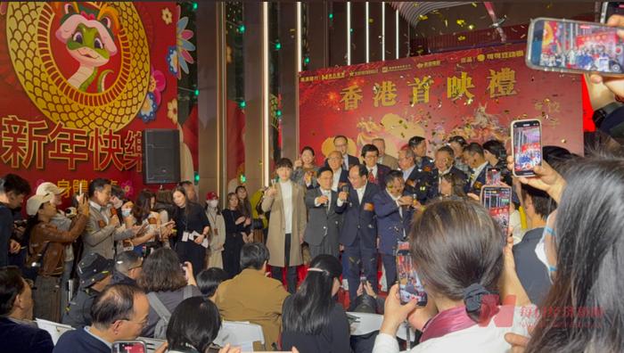 周星驰连写10遍“我要看《哪吒2》”!“吒儿”香港首映:现场人山人海,票价最高140港元
