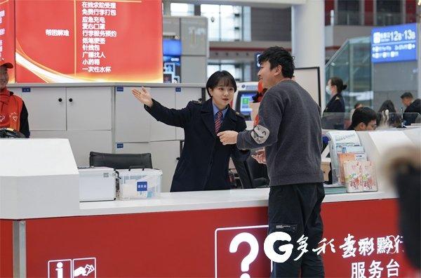 铁路工作人员解答旅客询问