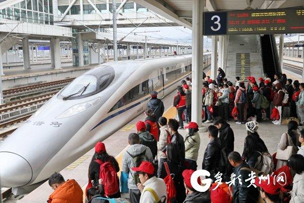 旅客排队进站