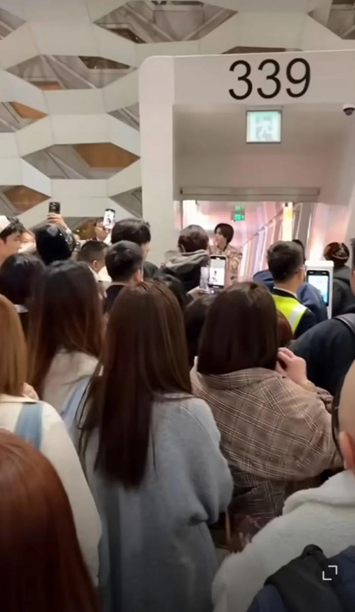 偶像男团插队登机,深圳机场致歉