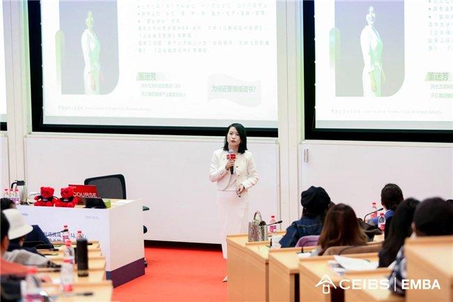 图为董迷芳校友分享