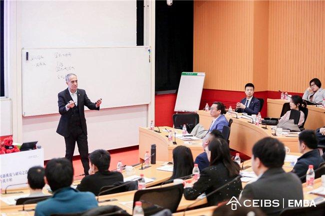 图为马志德教授演讲