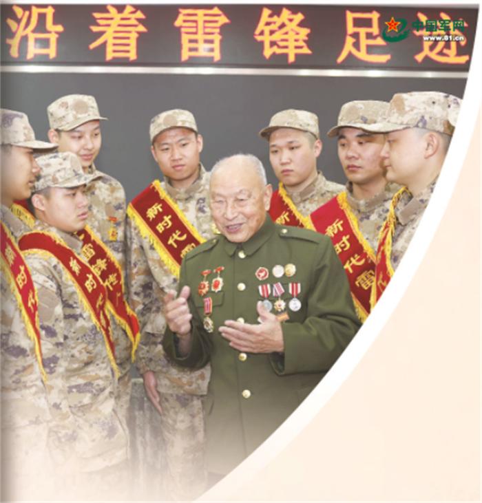 辽宁省沈阳警备区“红色启航”老干部宣讲团成员曾国兴为预定新兵讲述雷锋故事。荣俊运 摄