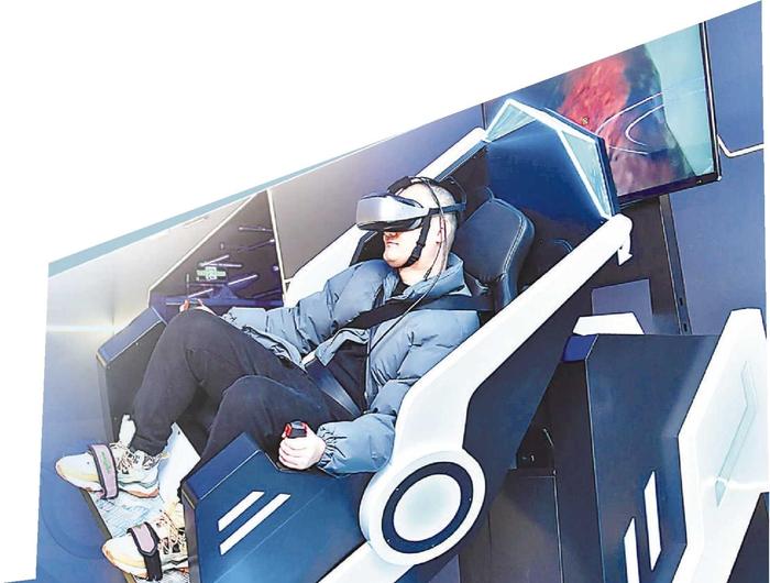 3月5日,合肥安达创展科技股份有限公司数字技术研究院里,工作人员在调试元宇宙设备。本报记者 程兆 摄