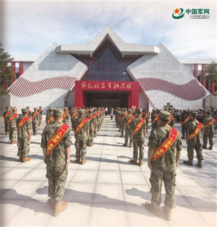 海南省琼海市在红色娘子军纪念园举办新兵欢送仪式。林道鹏 摄