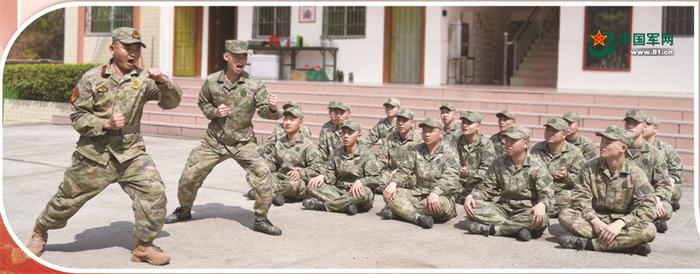 广东省新丰县人武部组织预定新兵在民兵训练基地开展役前教育。李鸿鹏 摄