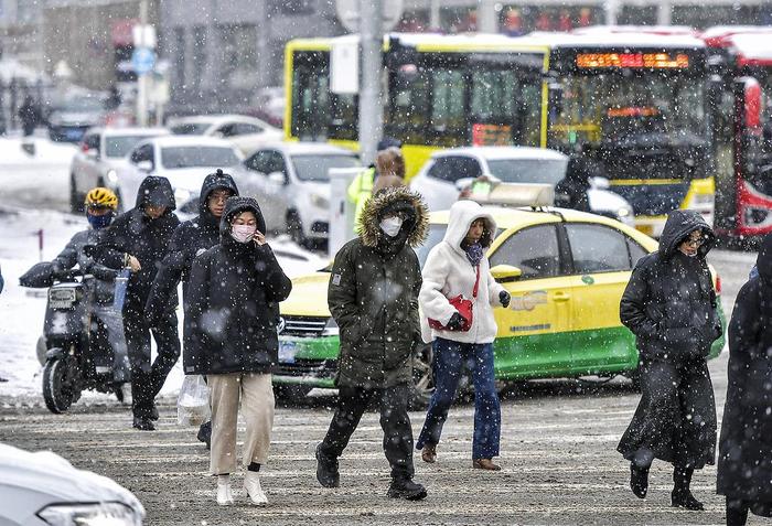 三预警齐发！雨雪大风降温都来了，“春捂”穿衣指南