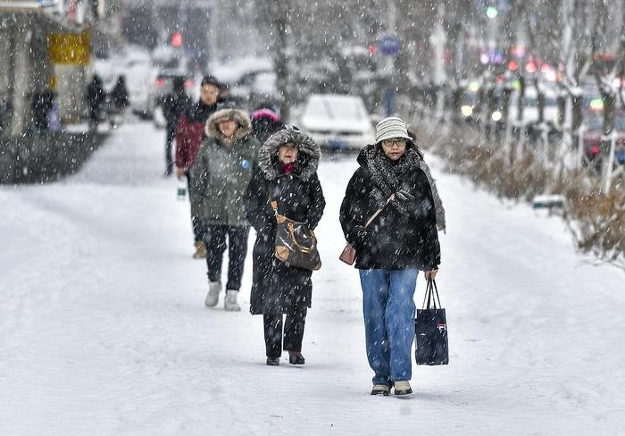 三预警齐发！雨雪大风降温都来了，“春捂”穿衣指南