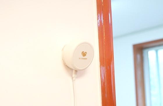 上图:为长辈在客厅安装的智能跌倒报警器