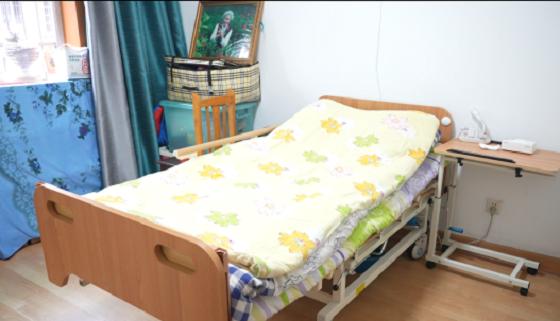 上图:对长辈的卫生间、卧室进行适老化改造