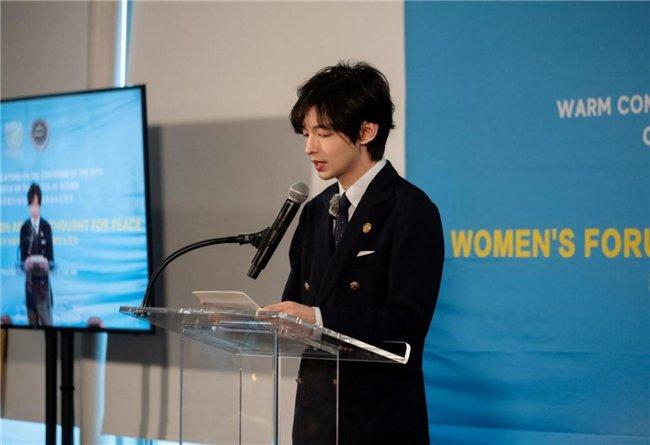 图为圣贝拉集团创始人、董事长兼CEO向华发表演讲