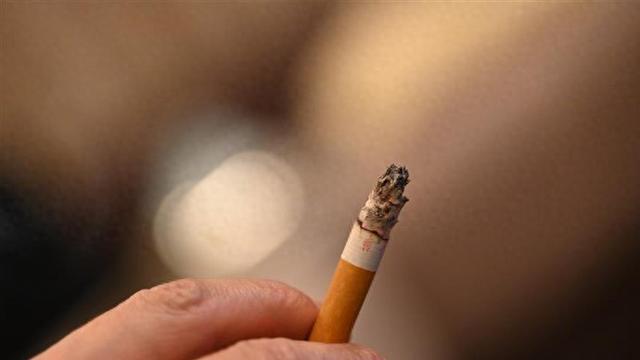 女生在饭店劝阻吸烟反被骂，网友吵翻，当地回应_手机新浪网
