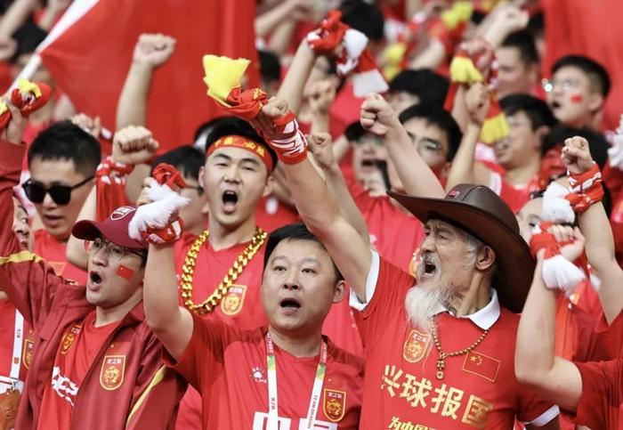 国足顶住压力,在超7万人面前输掉比赛