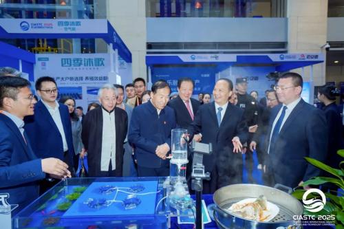 领导嘉宾参观企业展示区