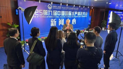 领导嘉宾接受大会新闻中心采访