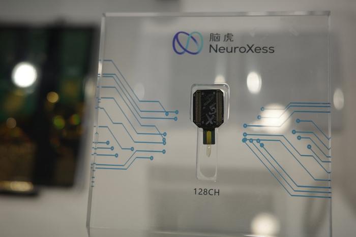 脑虎科技公司展示的128通道柔性电极。