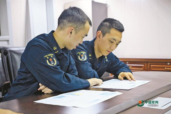舰员讨论舰报内容。丁家兴摄
