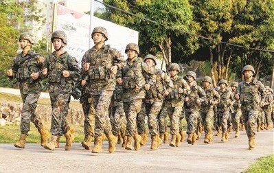 武警广西总队某支队某中队官兵开展训练。刘 明摄