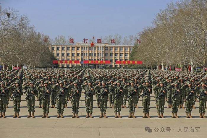 ▲新兵们紧握钢枪,许下铮铮誓言