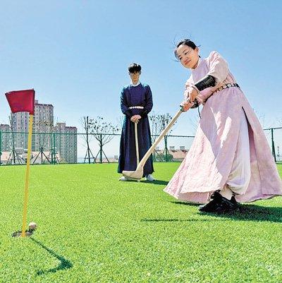 曲晓波(右)在体验捶丸。本报记者 张文豪摄