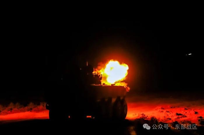 ▲装甲步兵分队进行夜间火力打击。