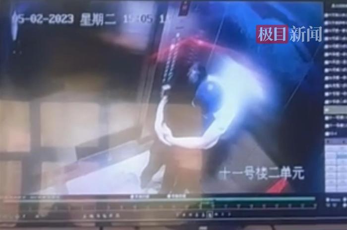 案发当日二人进入婚房前的搂抱行为(受访者 供图)
