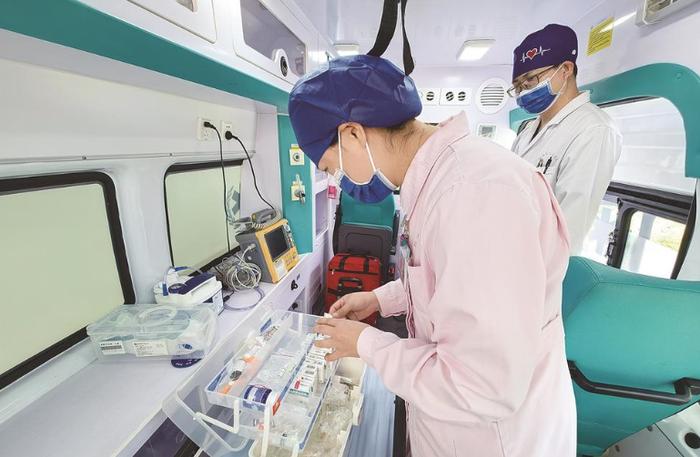 医护团队在救护车上检查确认转运设备、药品。张静雯 摄