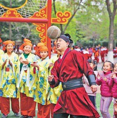 李伟鹏为观众表演蹴鞠。崔立来摄