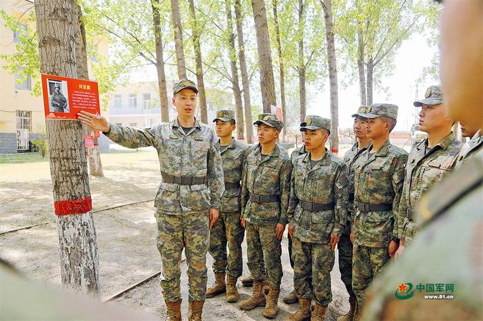 第82集团军某旅通信营韩教导员为新战友上教育课。赵灏 摄