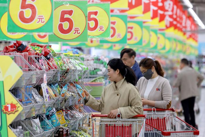 2025年4月10日,消费者在山东省枣庄市一家超市选购商品。新华社发(孙中喆摄)
