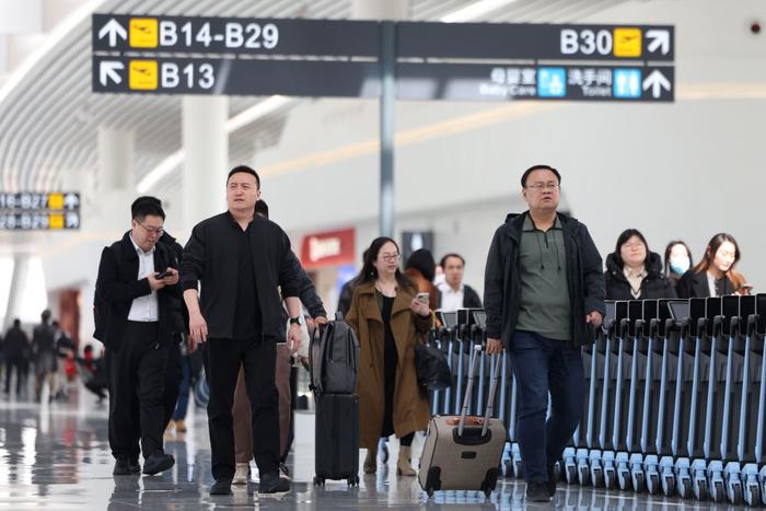 2025年3月20日,旅客在兰州中川国际机场T3航站楼候机区域行走。新华社记者 陈斌 摄