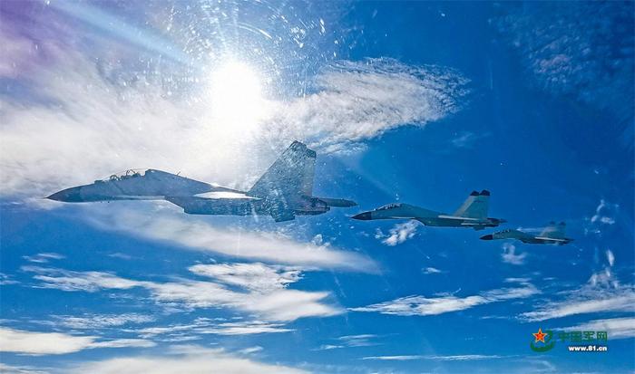 空中编队飞行。