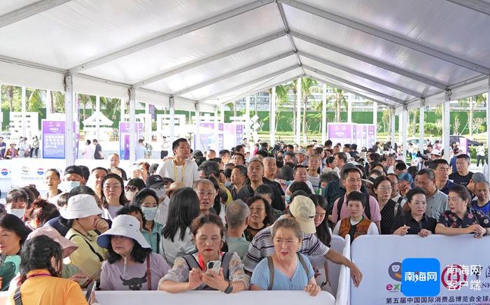 4月17日,第五届消博会迎来首个公众开放日。在1号安检口前,一大清早,观众在排队等候开馆参观。记者 汪承贤 摄