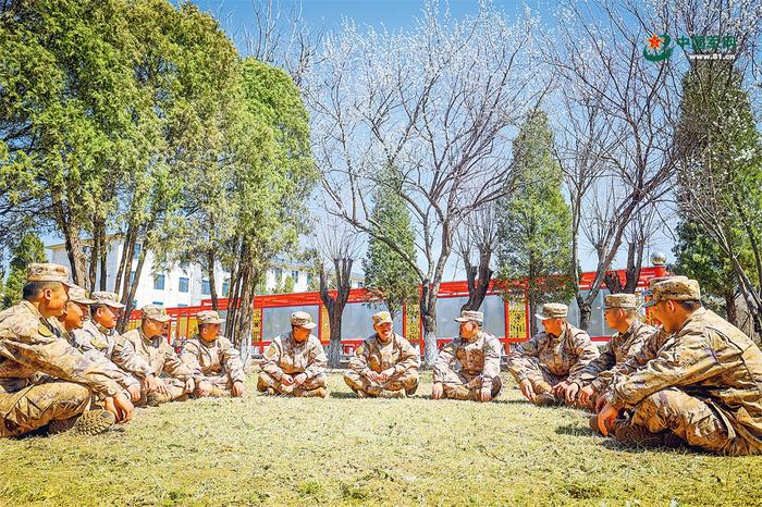 训练间隙,第79集团军某旅官兵结合岗位任务分享交流。纪钊丰 摄