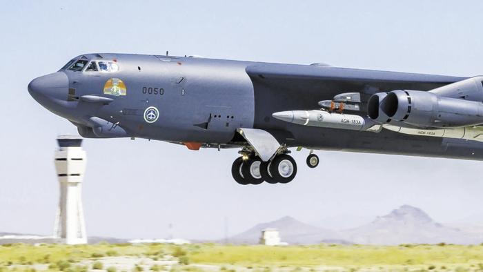 挂载AGM-183A高超音速导弹的美空军B-52轰炸机
