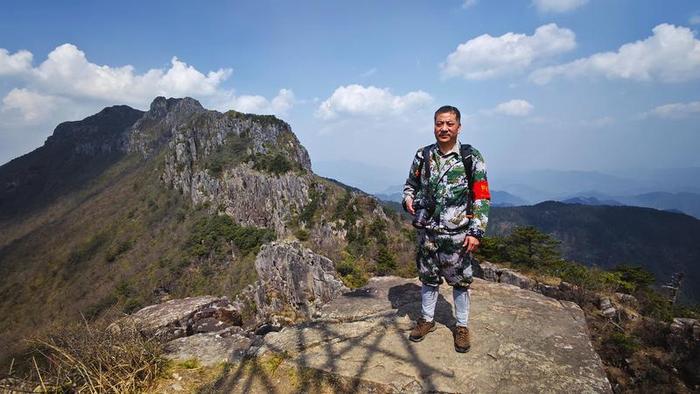 王山青在清凉峰自然保护区巡山到揽月台。袁中锋/摄