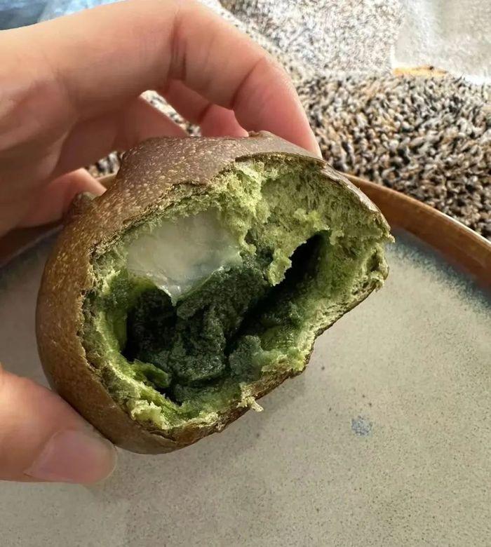 周琪收到了排号5800号的手作面包。图 / 讲述者提供