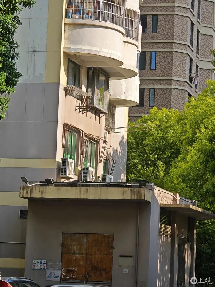 某小区,两颗摄像头直对居民楼阳台。