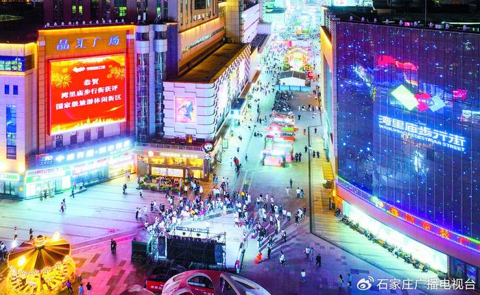 图为游客在新华区湾里庙步行街休闲购物。