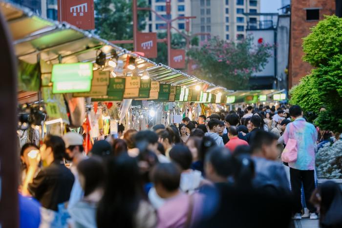 每到节假日,成都东郊记忆人潮涌动。图片由“东方正火”提供