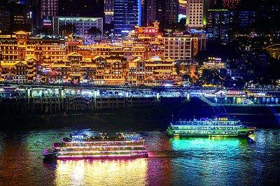 “两江游”游船驶过洪崖洞。重庆市渝中区委宣传部供图