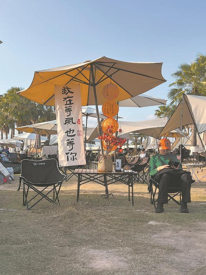 在厦门十里长堤景区,市民、游客享受春日时光。 (受访者供图)