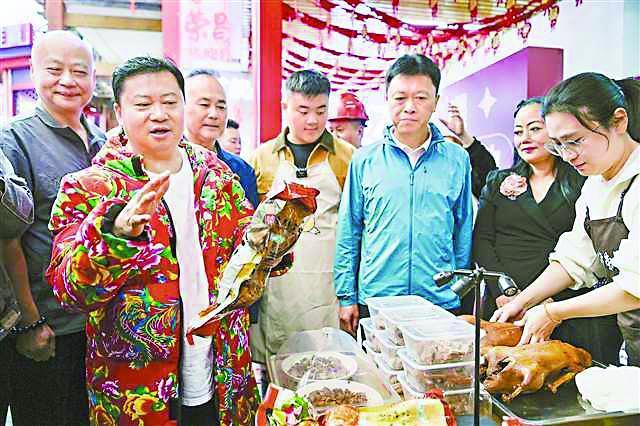 “卤鹅哥”(前排左)在直播现场