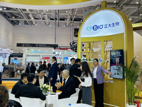 ▲正大展馆内特色化设计和多样化产品吸引众多参会者交流、互动。