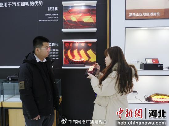 图为在翌光科技有限公司的展厅,工作人员在介绍产品的应用场景。 肖靖凯 摄