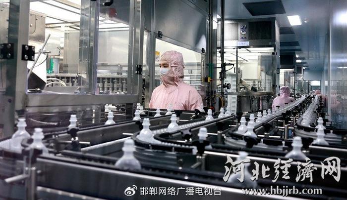 位于石家庄经开区生物医药产业集群内的石家庄四药员工在数字化车间工作。河北经济日报记者 袁立朋 摄