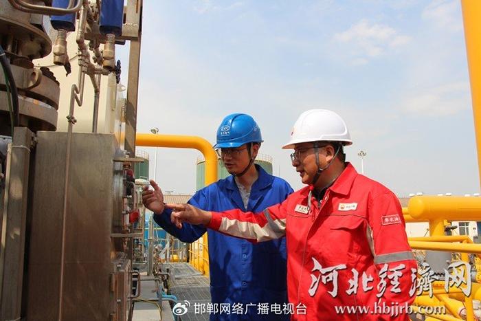 位于任丘石油化工产业集群内的中国石油华北油田职工在检测油气管路。河北经济日报记者 袁立朋 摄