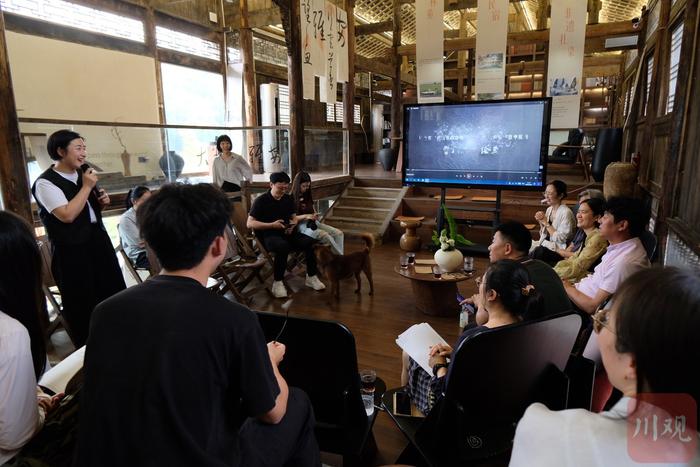 一只土狗“闯”入了雅安一农家书屋的文化沙龙现场。李婷 摄