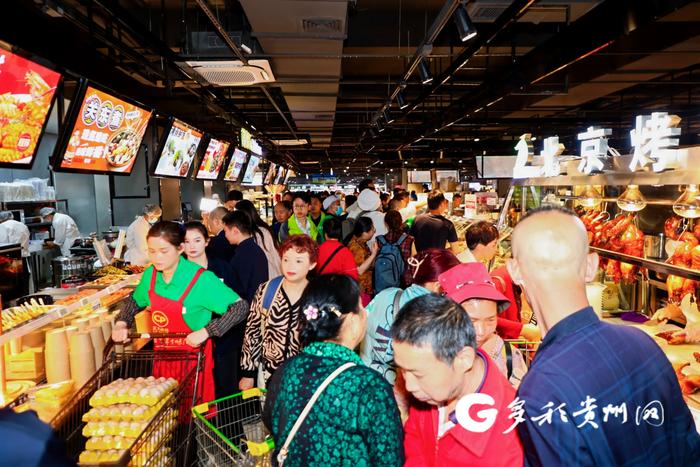 市民在超市内选购商品