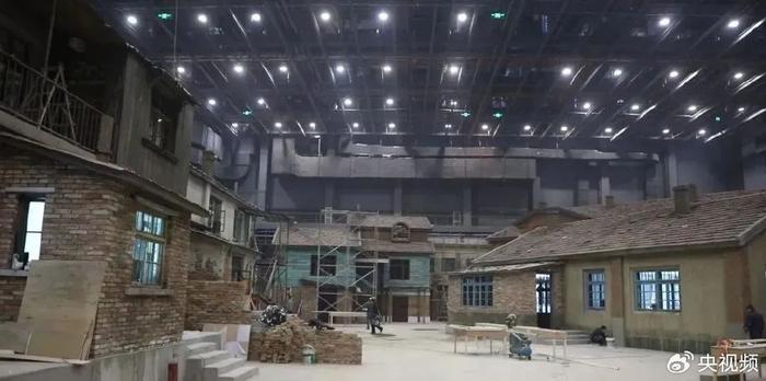 △电视剧《南来北往》中的铁路大院在青岛东方影都20号棚搭建现场 图源:青岛影视基地